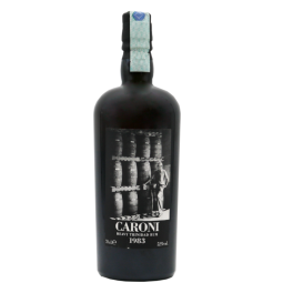 Bouteille de rhum Caroni 22 ans 1983, une rareté recherchée par les amateurs de rhum.