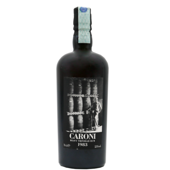 Bouteille de rhum Caroni 22 ans 1983, une rareté recherchée par les amateurs de rhum.