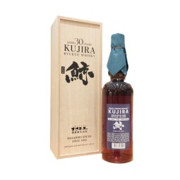 Bouteille de Kujira 30 ans, un whisky japonais vieilli avec soin.