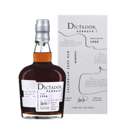 Bouteille de Dictador Párrafo 1998 Bourbon, un rhum de qualité vieilli en fûts de bourbon.